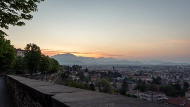 İtalya, Bergamo 'da günbatımında modern binaların hava manzarası