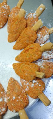 Yuvarlak tabakta kızarmış patates dilimleri.