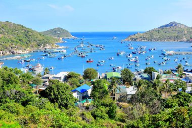 Ninh Thuan, Vietnam 'da dağlarla çevrili bir nakliye limanının güzel bir görüntüsü.