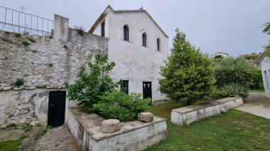 Koroni, Moreloponnese, Yunanistan 'da bahçesi olan bir manastır.