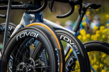 Tirreno-Adriatico bisiklet yarışında kullanılmak üzere sokağa park edilmiş Roval motosikletlerinin yakın çekimi