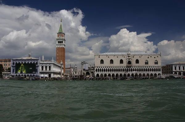 Een Bewolkte Dag Het San Marcoplein Venetië Italië Met Golven — Stockfoto