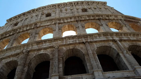 Talya Roma Daki Dünyaca Ünlü Colosseum Düşük Açılı Çekimi — Stok fotoğraf