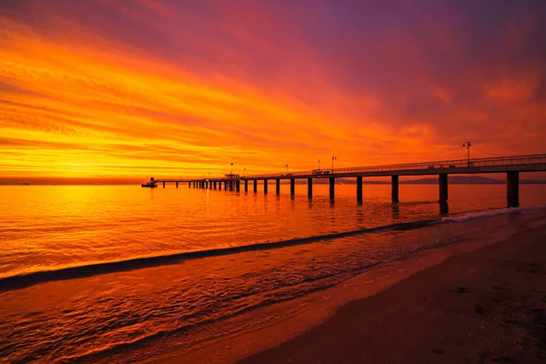 Uma Vista Panorâmica Cais Uma Paisagem Marítima Refletindo Belo Pôr — Fotografia de Stock