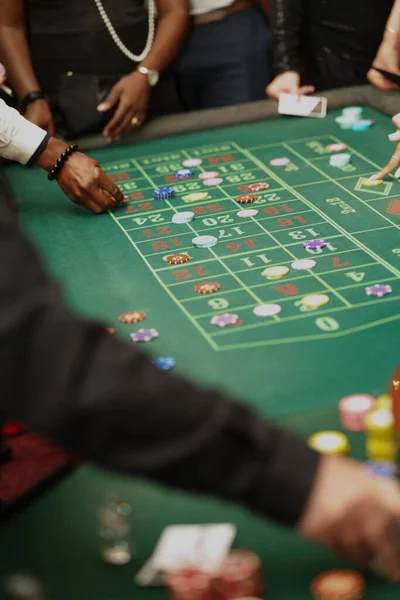 Tiro Vertical Mãos Humanas Jogando Poker Mesa Poker Com Fichas — Fotografia de Stock