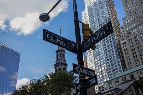 New York Taki Broadway Fulton Caddesi Nin Tabelalarının Alt Görüntüsü — Stok fotoğraf