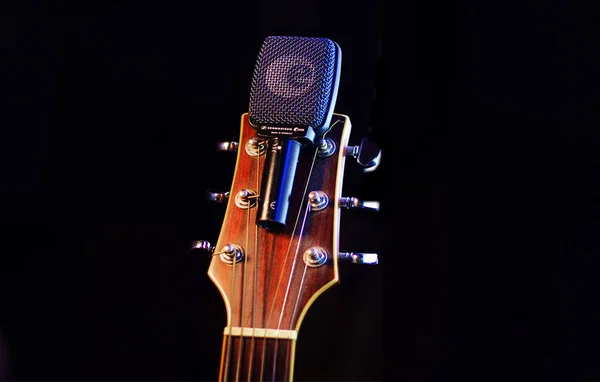 アコースティック センハイザーのダイナミック マイクE906ギターのヘッドストック — ストック写真
