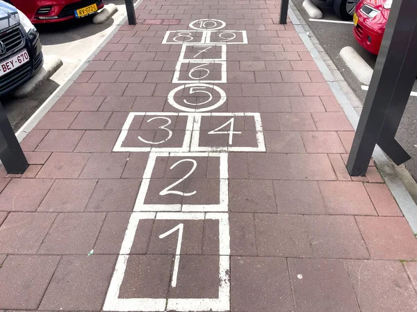 Poucos Carros Estacionados Nas Laterais Caminho Decorado Estacionamento — Fotografia de Stock