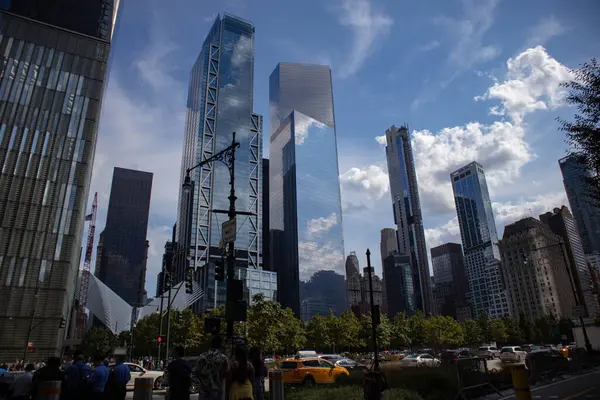 Eine Schöne Aufnahme Moderner Wolkenkratzer Die Den Wolkenverhangenen Himmel New — Stockfoto