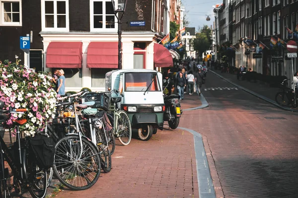 Beautiful Shot Street Amsterdam Parked Vehicles Trowalk People Walking — стоковое фото