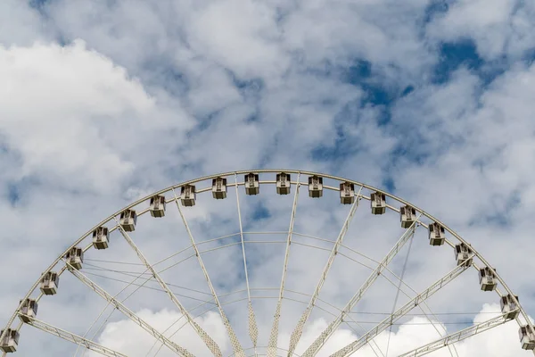 Pariserhjulet Nöjespark Frankrike Mot Molnig Himmel — Stockfoto