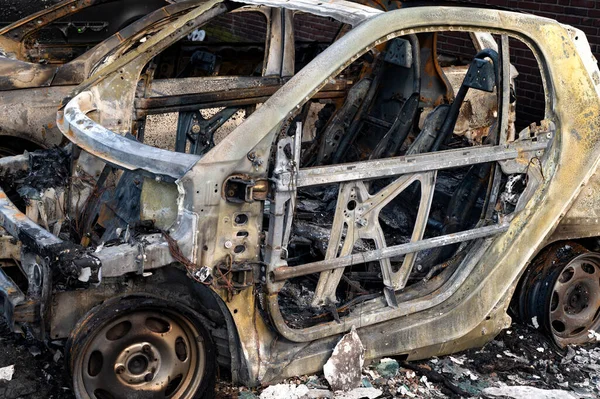 Eine Nahaufnahme Ausgebrannter Fahrzeuge Umgeben Von Verbrannten Trümmern — Stockfoto