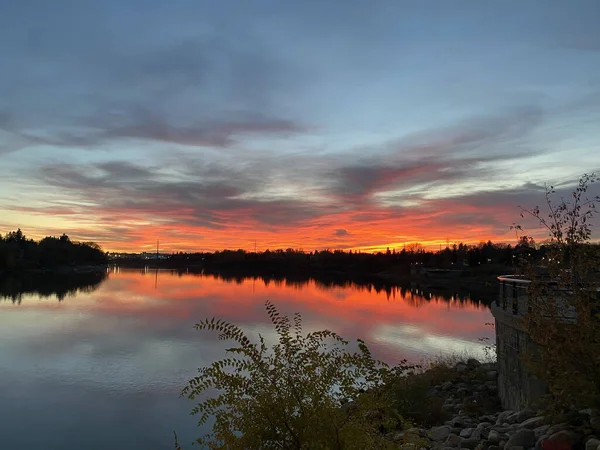 Una Impresionante Puesta Sol Sobre Lago Saskatoon Canada — Foto de Stock
