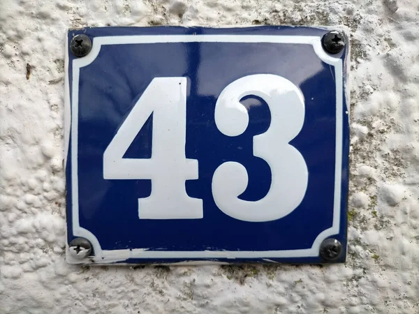 Ein Zeichen Der Hausnummer Der Weißen Wand — Stockfoto