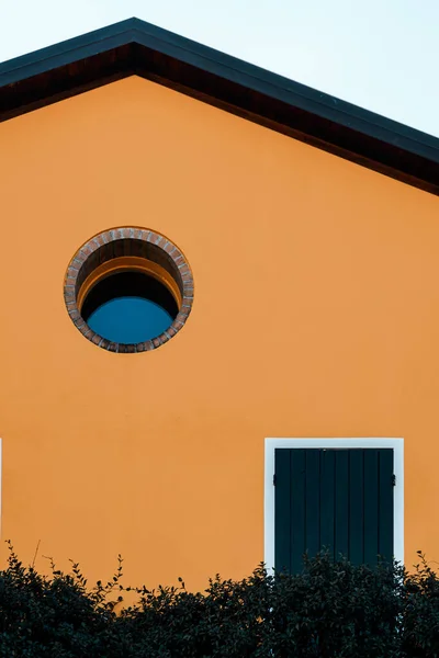 Een Verticaal Schot Van Een Oranje Gevel Van Een Gebouw — Stockfoto