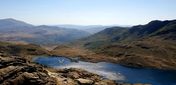 Small Lake Surrounded Tall Hills Clear Sky — Stock Photo, Image