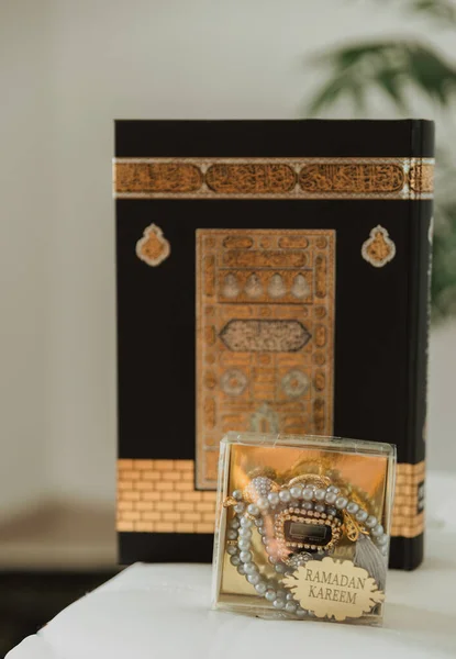 Plano Vertical Corán Terciopelo Negro Decorado Con Patrón Kaaba Rosario — Foto de Stock