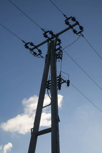 Primer Plano Ángulo Bajo Una Torre Cable Alimentación Eléctrica Sobre — Foto de Stock