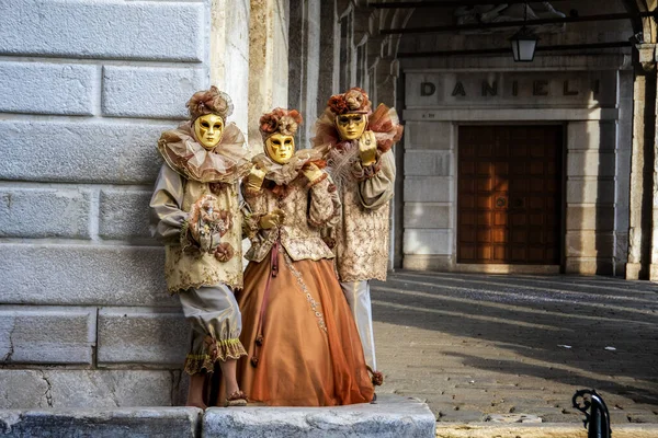 Close Pequenas Estatuetas Madeira Colocadas Livre Para Carnaval Venecial Itália — Fotografia de Stock