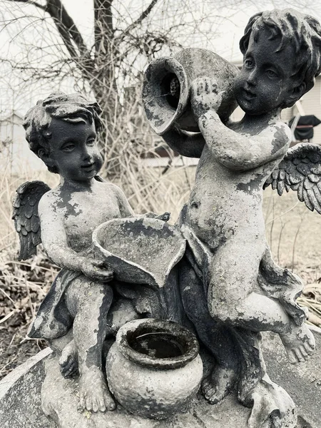 Primo Piano Verticale Una Vecchia Statua Bambini Che Versano Acqua — Foto Stock