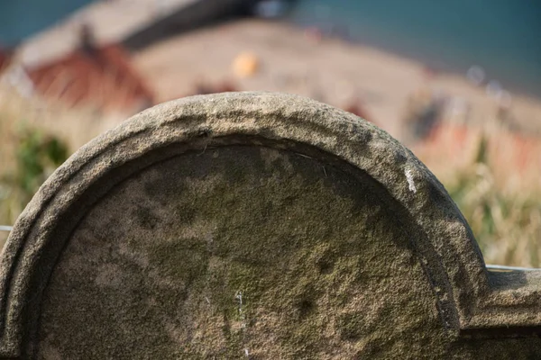 Primer Plano Una Vieja Piedra Cubierta Musgo Con Una Forma —  Fotos de Stock