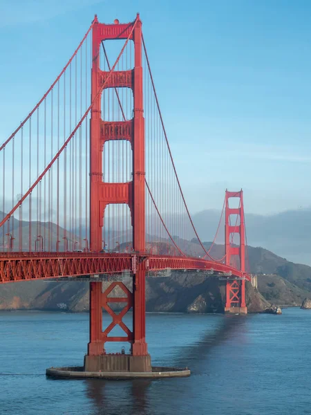 Golden Gate Köprüsü Nün Arka Planda Dağların Olduğu Körfezin Dikey — Stok fotoğraf