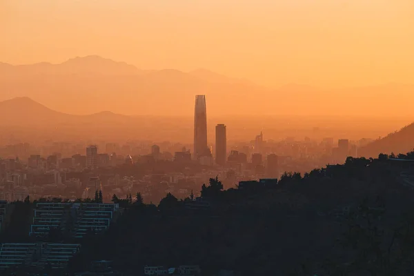 一张智利圣地亚哥的照片 与科斯塔内拉中心 拉丁美洲最高的建筑在日落 — 图库照片