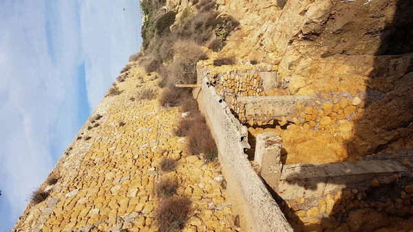 Tiro Vertical Caminho Arruinado Uma Montanha Costa Fora Tarragona Espanha — Fotografia de Stock