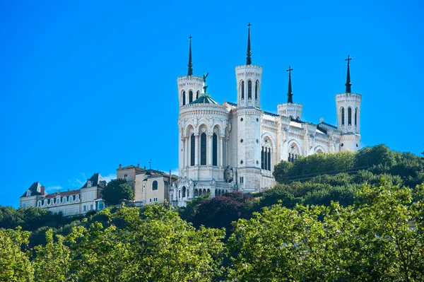 Una Impresionante Toma Basílica Notre Dame Fourviere Sobre Fondo Azul —  Fotos de Stock