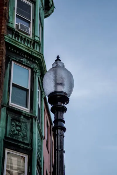 Eine Flache Aufnahme Einer Straßenlaterne Vor Einem Gebäude Der Grünen — Stockfoto