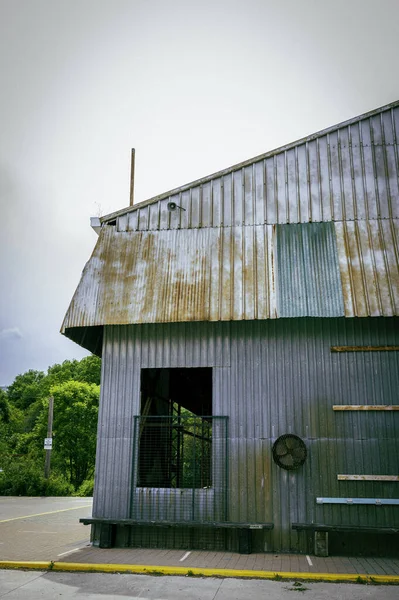 Fotografie Verticală Exteriorului Industrial Fabricii Abandonate — Fotografie, imagine de stoc