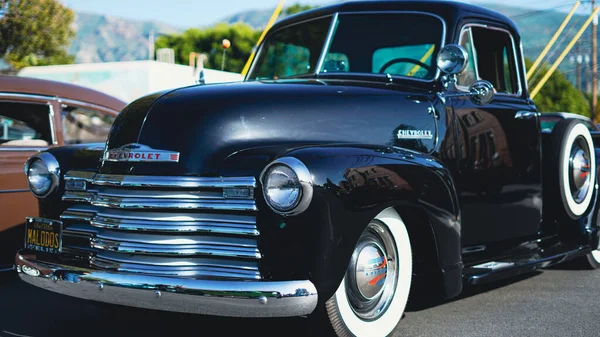 Een Zwarte Chevy Pick Truck Een Klassieke Auto Show Santa — Stockfoto