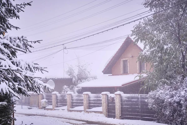 ルーマニア クルジュのフェレアックで冬の間に雪で覆われた村の家 — ストック写真