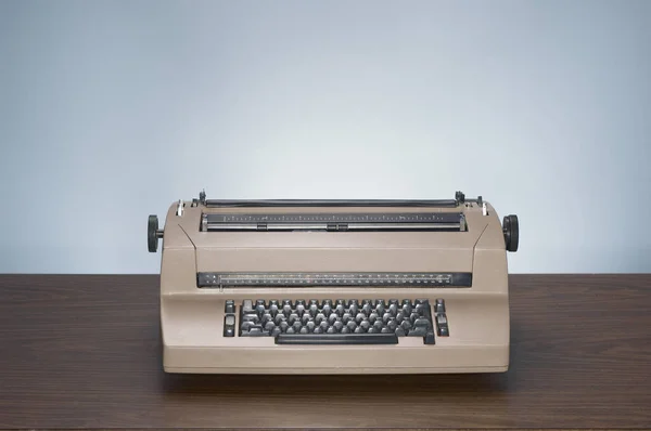 Primer Plano Una Máquina Escribir Vintage Sobre Una Mesa Madera —  Fotos de Stock