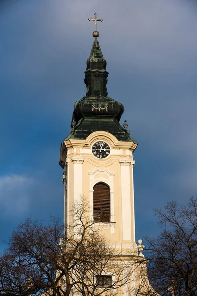 Tiro Vertical Uma Igreja Contra Céu Azul — Fotografia de Stock