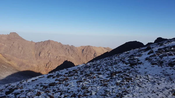 Açık Gökyüzünün Altındaki Kayalık Dağların Karlı Zirveleri — Stok fotoğraf