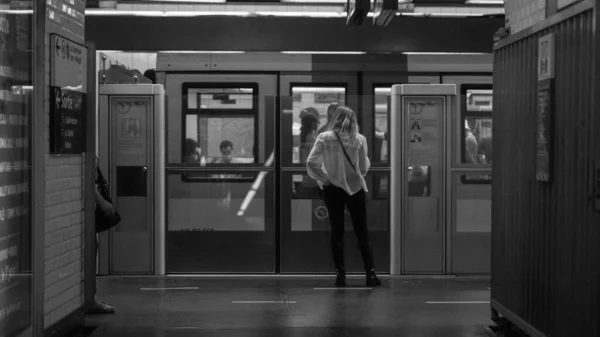 Uno Scatto Scala Grigi Dell Aeroporto Della Gente — Foto Stock