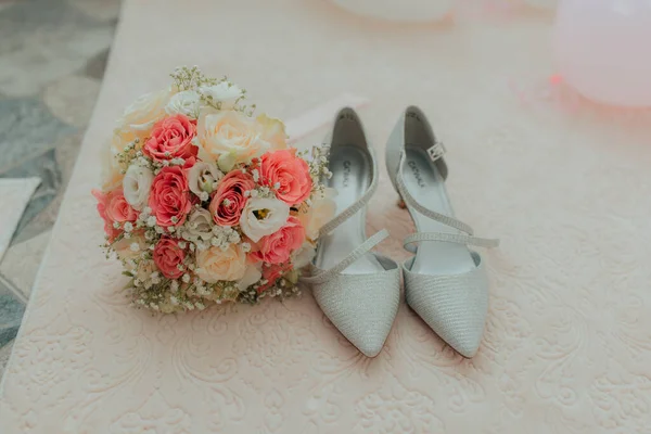 Een Close Van Schoenen Van Bruid Een Bloemenboeket Trouwdag — Stockfoto
