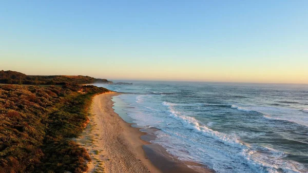 Uma Visão Drone Oceano Azul Que Atinge Areias Costa Verde — Fotografia de Stock