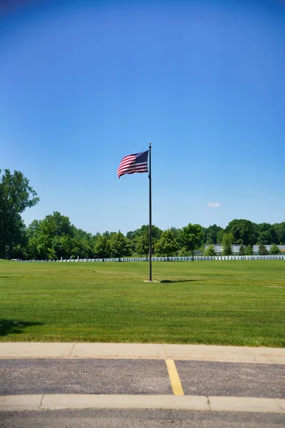 Vertical Shot Flag Gravestones Background Sunny Day — Stock Photo, Image