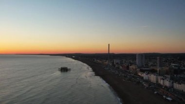 British Airways i360, gezi kulesi, Brighton, İngiltere, plaj, okyanus, günbatımı deniz, sonbahar, hava klibi