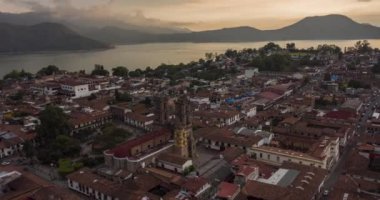 Valle de Bravo, Meksika 'da günbatımı manzaralı bir gökyüzü.