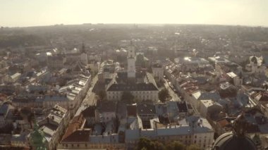 Şehir manzarası. Binaları ve caddeleri olan Lviv.