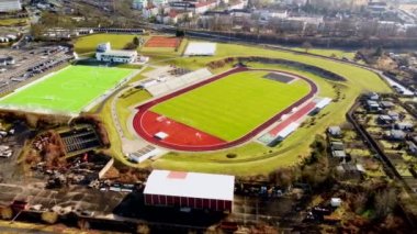 Güneşli bir günde Almanya 'daki Sonneberg Thuringia futbol stadyumunun hava manzarası.