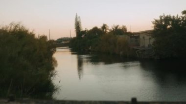 Miami 'de gün batımında nehirde.