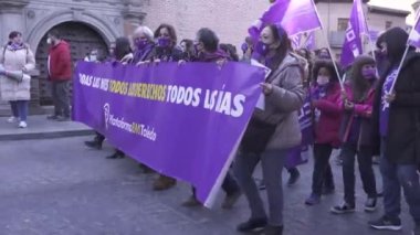Toledo, İspanya. 8 Mart 2022: Toledo 'nun şehir merkezinde kadınlar gününde feminist yürüyüş. 8M