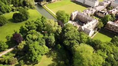 Cambridge 'de güneşli bir günde King' s College 'ın güzel binalarının hava görüntüsü.