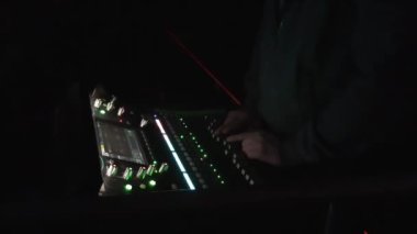 Allen & Heath SQ5 karıştırıcısıyla karıştırılan bir ses mühendisinin videosu
