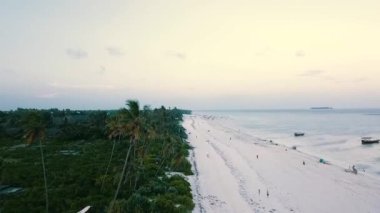 Zanzibar, Afrika 'nın beyaz kumlu plajında güneşli bir günün hava manzarası