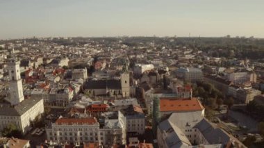 Şehir manzarası. Binaları ve caddeleri olan Lviv.